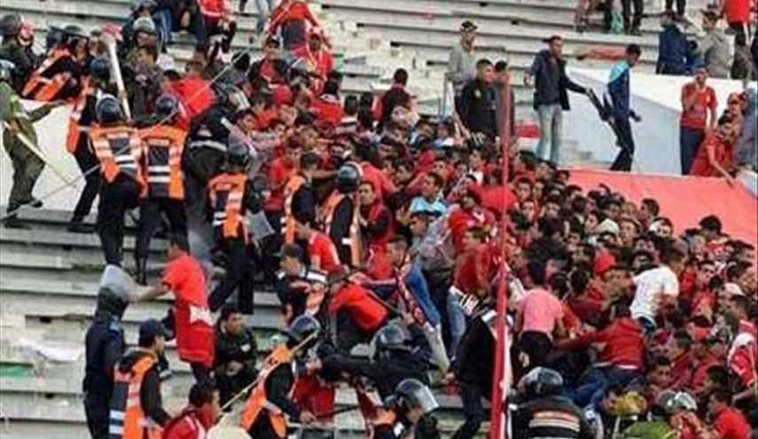 مقتل مشجع أرجنتيني بعد رميه من مدرج لكرة القدم