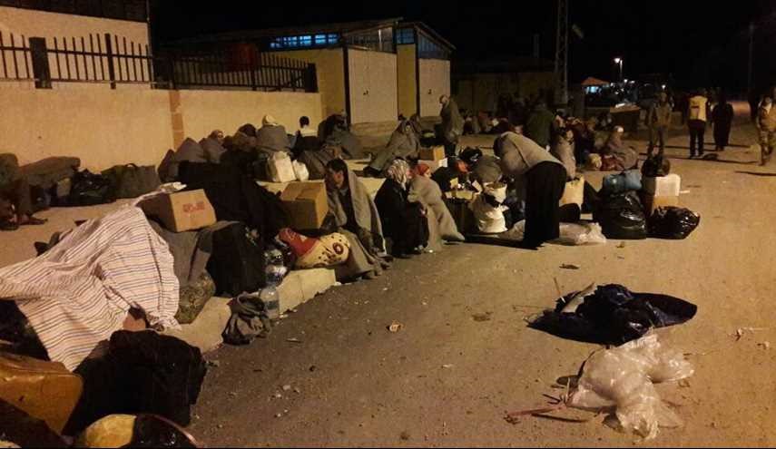 بالصور.. أهالي كفريا والفوعة يفترشون الشوارع في حمص