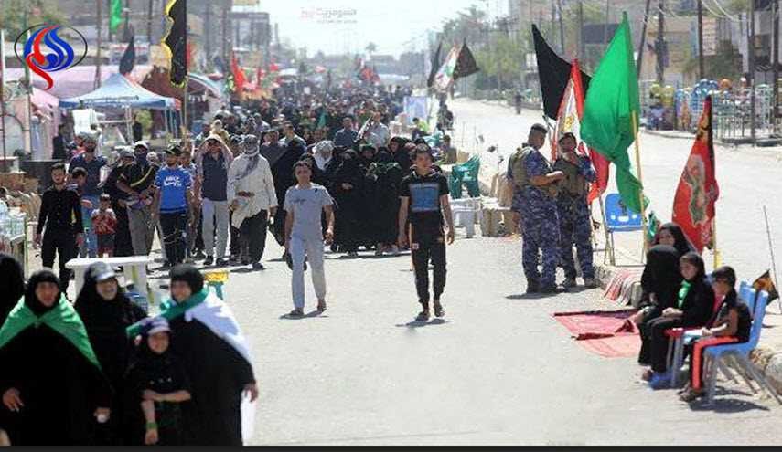 بالصور.. موكب في الكاظمية يقدم 3.1 ألف علبة عصير وفاكهة بيومين