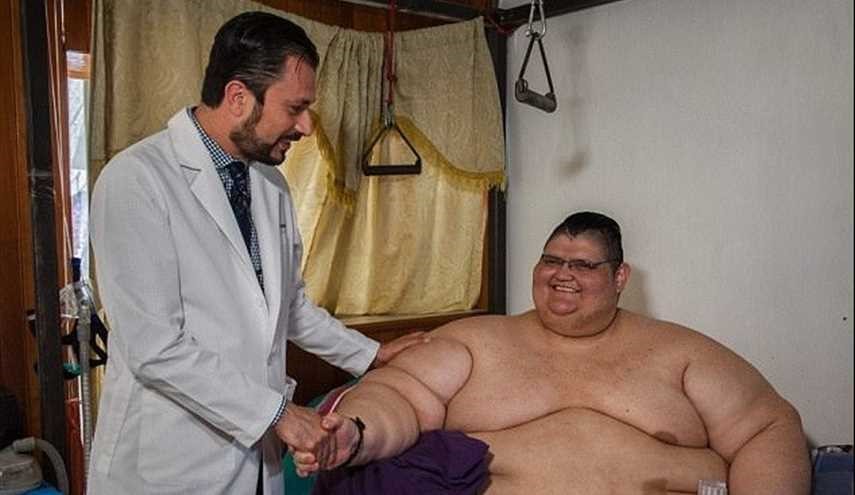 بالصور.. أسمن رجل بالعالم يبدأ رحلة تخفيف وزنه على خطى المصرية إيمان!