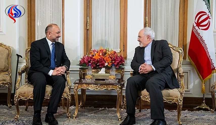 ظريف يبحث مع مستشار الامن القومي الافغاني تعزيز التعاون الامني