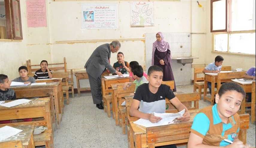 شاهد.. امتحانات الابتدائية بالملابس الداخلية!