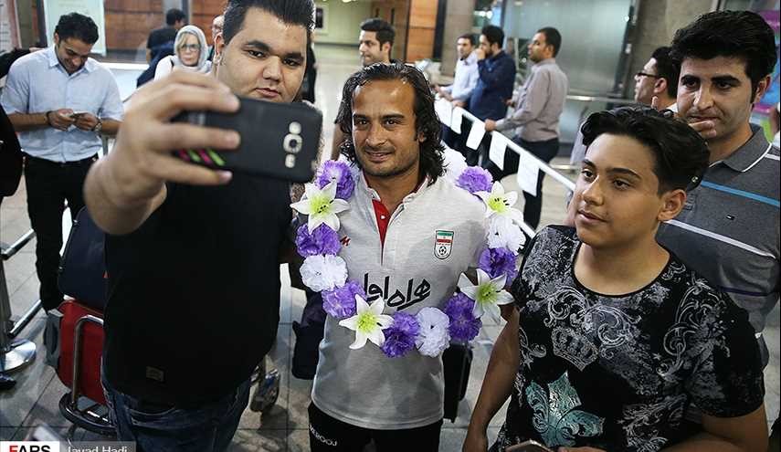 بالصور.. عودة منتخب ايران الى البلد بالمركز الثالث من مونديال كرة القدم الشاطئية