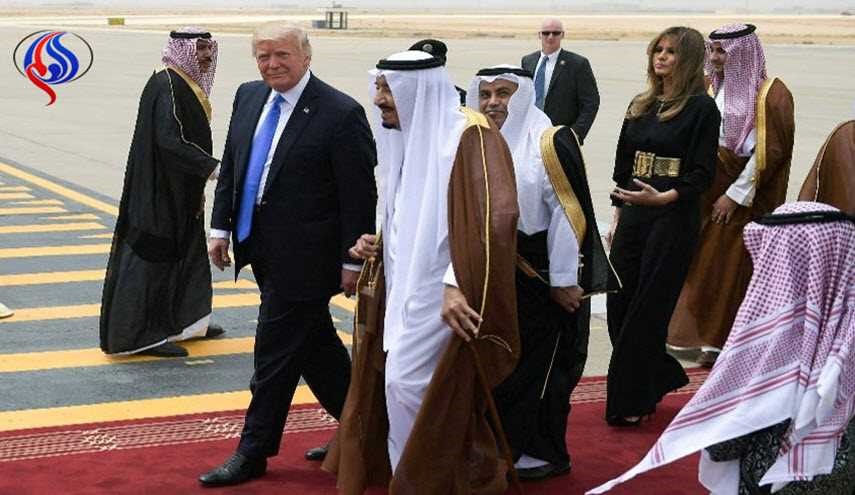 شاهد.. مترجم الملك سلمان يختلس النظر لزوجة ترامب!