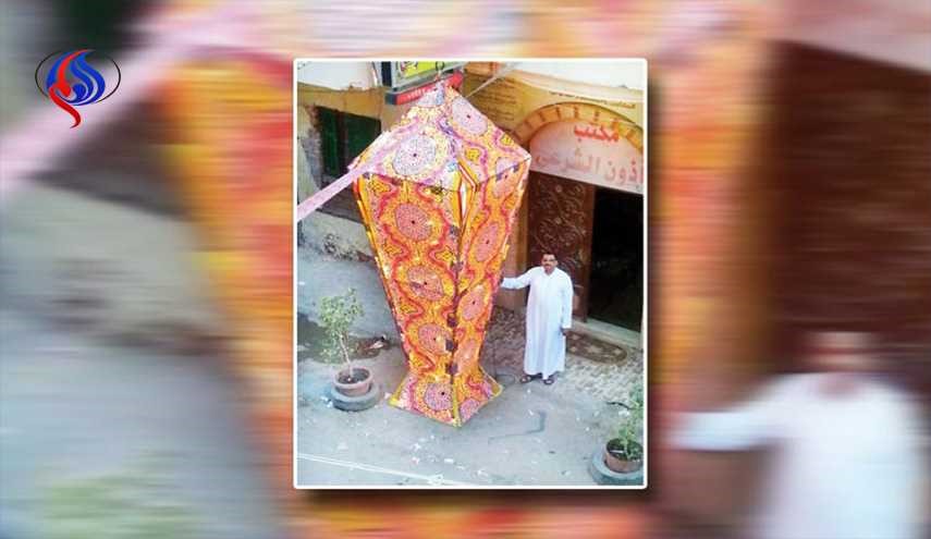 شاب يصنع فانوس شهر رمضان بطول 5 أمتار