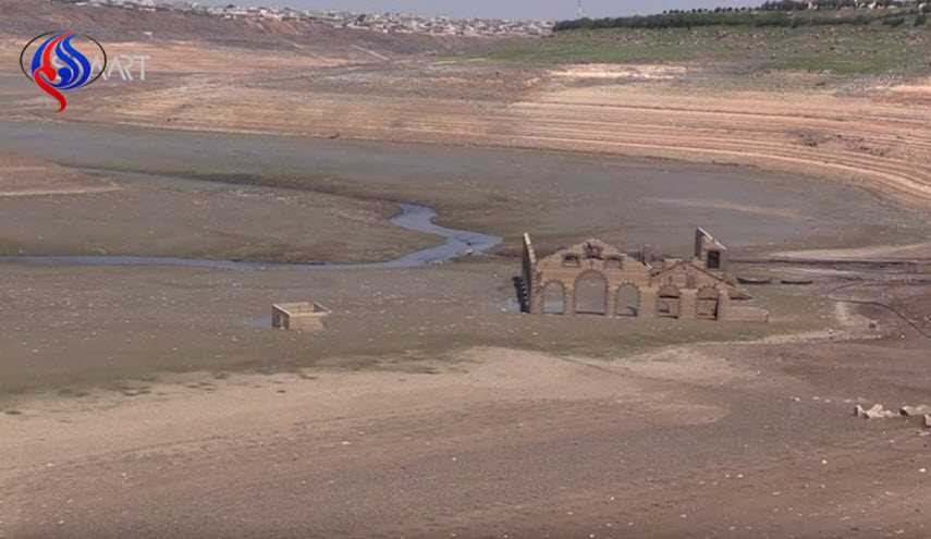 بالصور... اكتشاف مبنى أثري في قاع بحيرة الرستن بعد انحسار مياهها