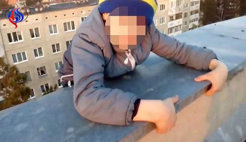 شاهد طفل يتعلق بمبنى ويثير رعب المشاهدين!