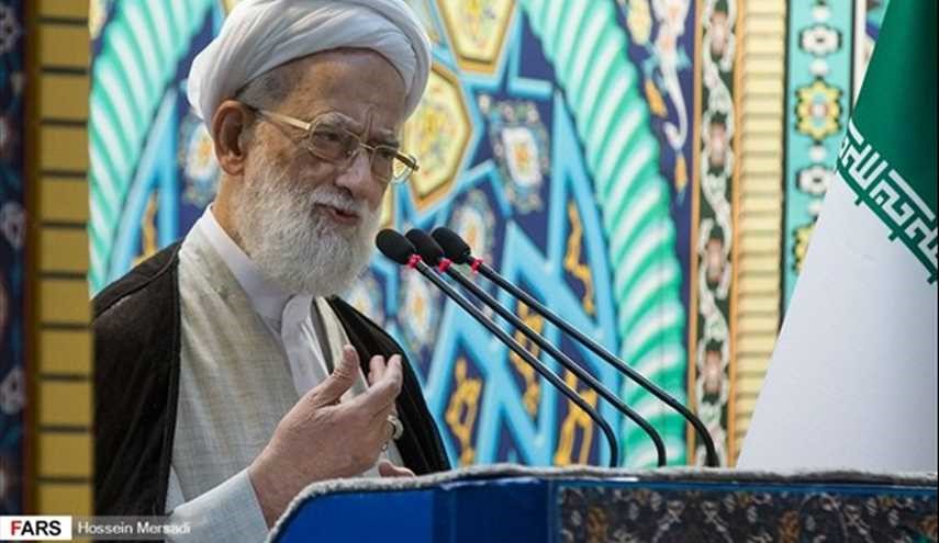 بالصور.. صلاة الجمعة في طهران بإمامة آية الله إمامي كاشاني