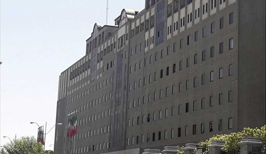 صورة .. قوات الامن الايرانية تنقذ طفلا علق داخل البرلمان