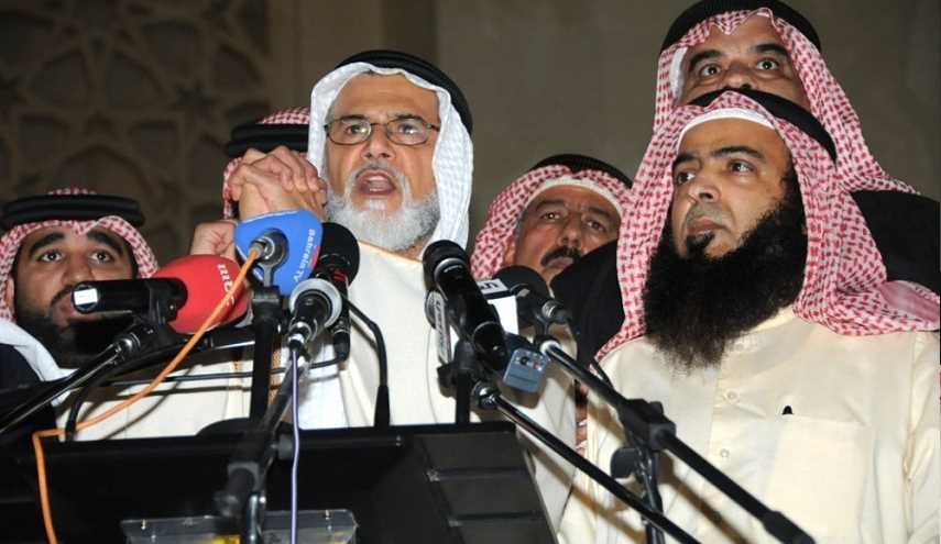 الإعلام السعودي يفضح عبداللطيف المحمود بانه عضو في اتحاد يرأسه القرضاوي!