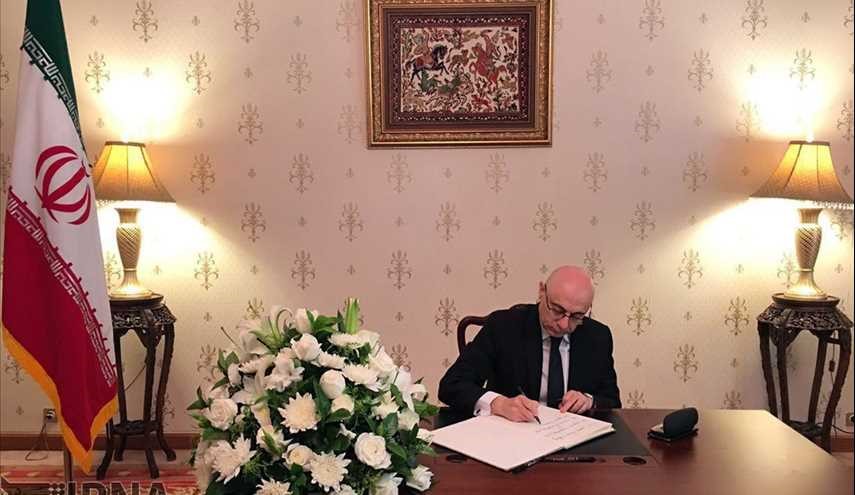 دبلوماسيون أجانب يعزون ذوي شهداء الهجمات الارهابية في طهران