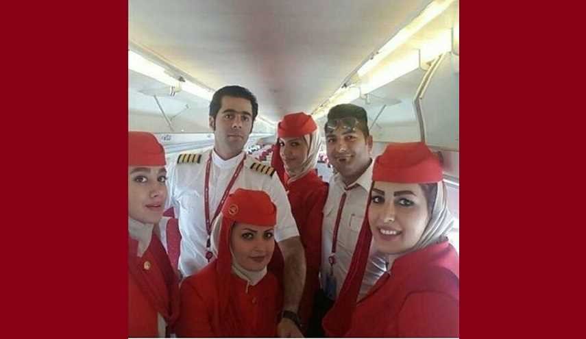 ليست مجاملة.. فما سر ابتسامة المضيفات على باب الطائرة؟!