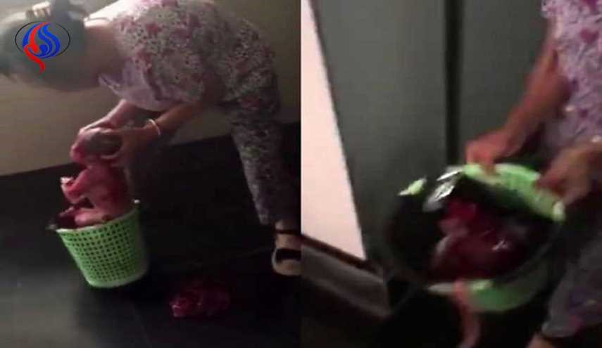 العثور على طفل داخل سلة مهملات في تواليت عام!