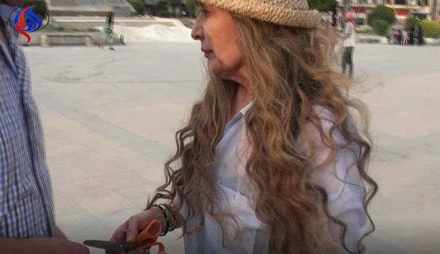 بالصور.. رغدة تفي بنذرها وتقص شعرها في شوارع حلب