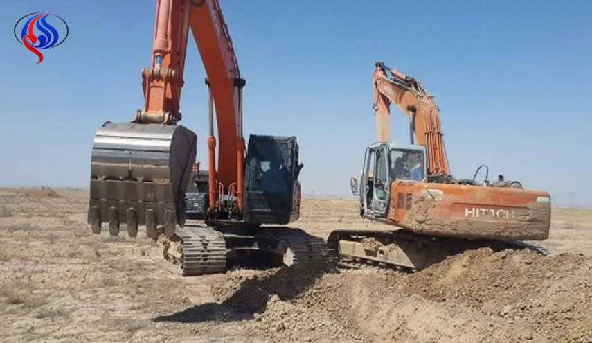 الحشد الشعبي يحفر خندقاً وساتراً ترابياً على الحدود السورية