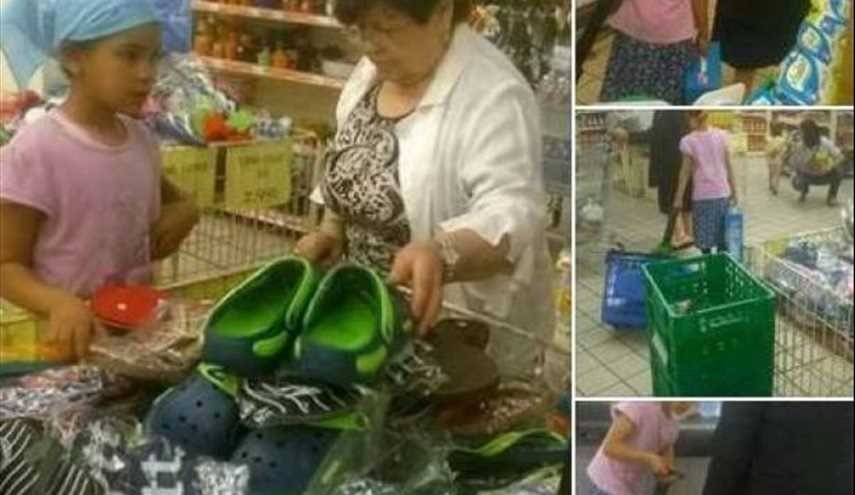 طفلة خادمة تمشي وراء 