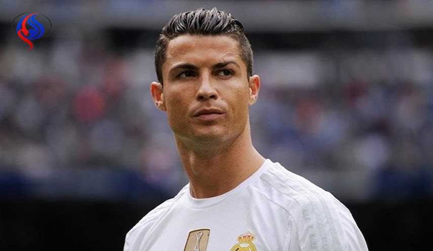 بالصور... من هذه االشقراء التي رافقت رونالدو في الملعب؟!