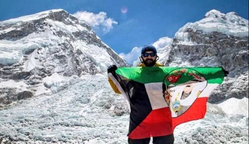 مغامر كويتي يرفع علم الكويت على قمة إيفرست للمرة الثانية