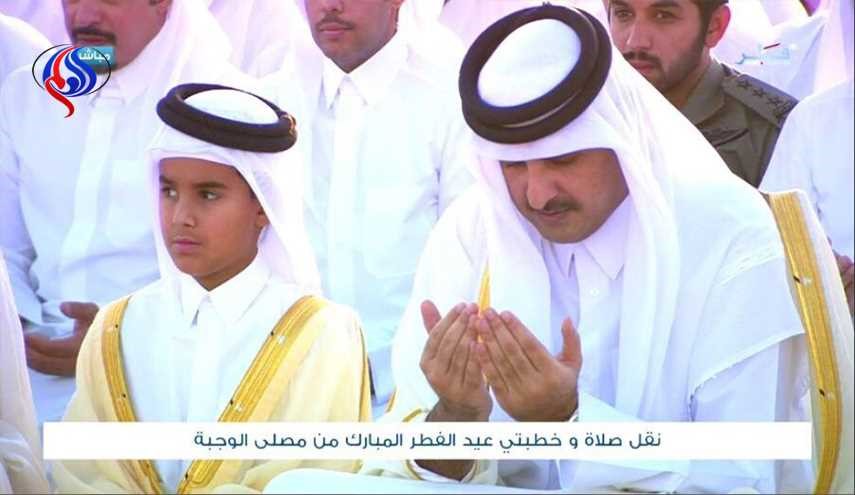 بالصور.. الحزن يسيطر على أمير قطر أثناء أدائه صلاة عيد الفطر