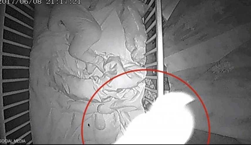 لقطات مريبة في سرير رضيع تثير رعب والدته