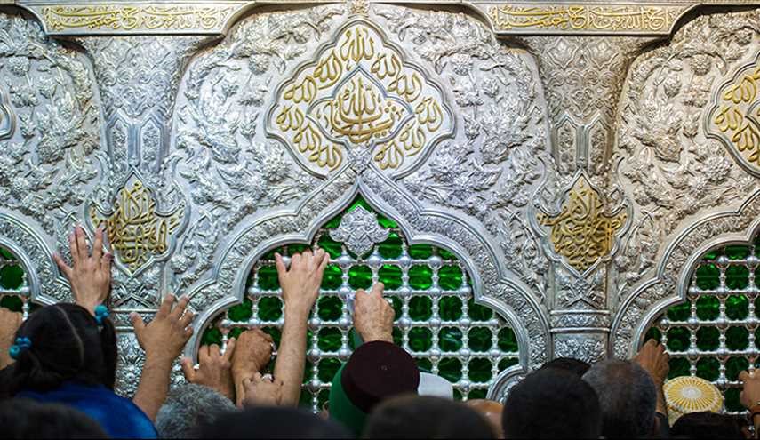 آلاف العراقيين يحظون بزيارة الامام الحسين في اول ايام العيد دون الوصول الى كربلاء