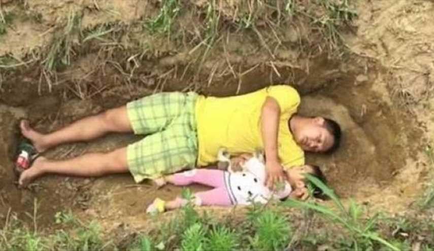 يضع طفلته في القبر كل يوم.. والسبب سيفاجئك!