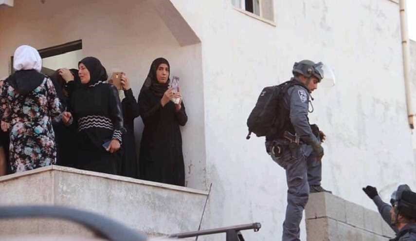 بالصور: الاحتلال يعتقل افرادا من عائلة منفذي عملية القدس