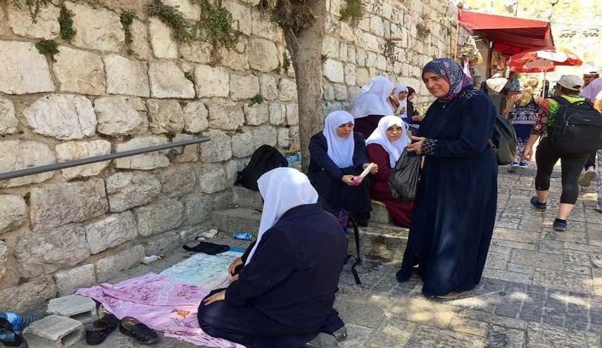 المقدسيات يرابطن على أبواب الأقصى ويرفضن الدخول عبر البوابات الإلكترونية