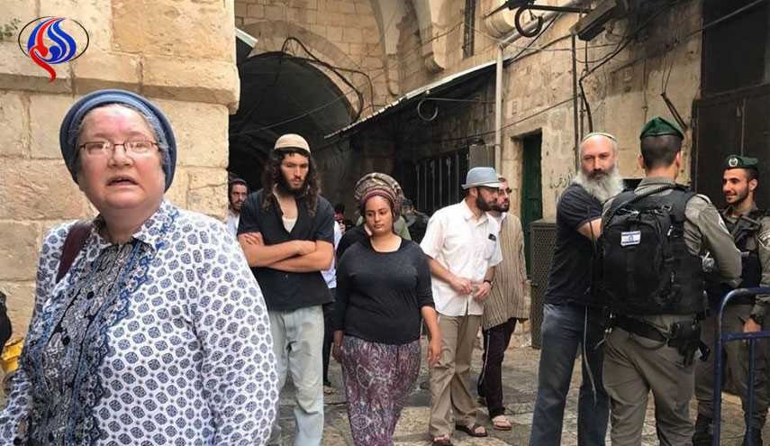 بالصور: مستوطنون يقتحمون الاقصى والاحتلال ينشر 5000 شرطي تأهباً لجمعة غضب