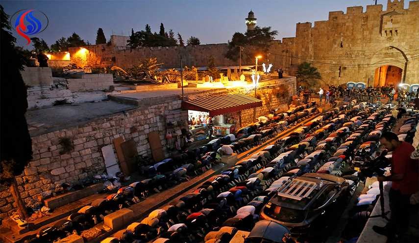 أفواج كبيره من فلسطيني الداخل تصل لترابط وتنام الليله بجوار الأقصى+صور