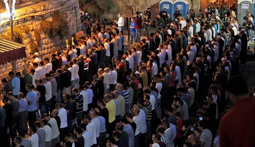 رغم القمع الوحشي.. صلاة المغرب تقام عند باب الاسباط للاقصى