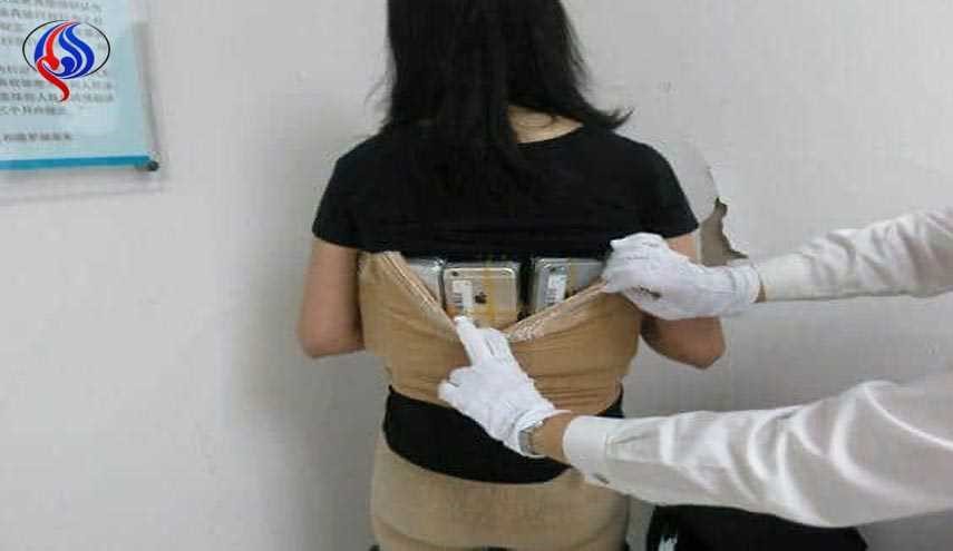 بالصور.. صينية حاولت تهريب أكثر من 100 آيفون داخل ملابسها