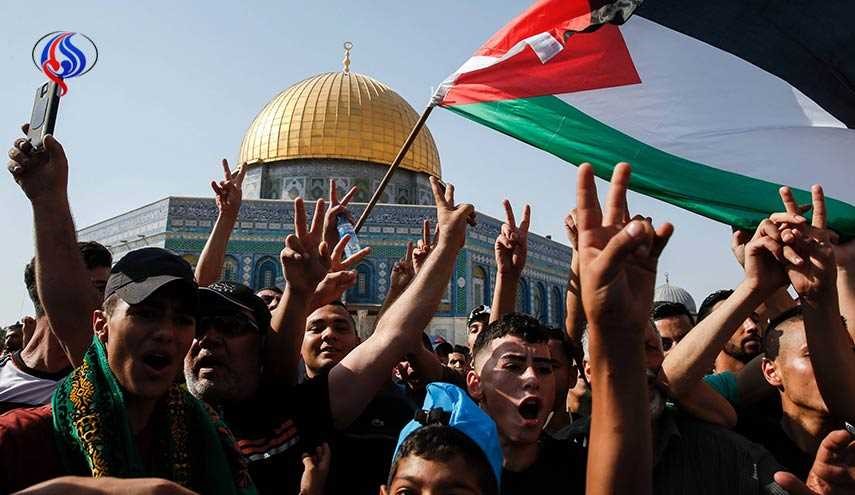 المقدسيون مسلمون ومسيحيون يتطوعون بتوزيع 