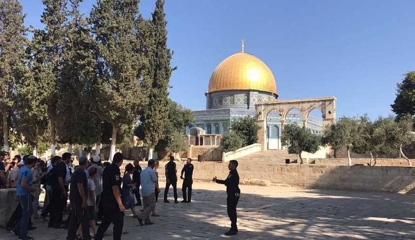 بالصور.. مستوطنون يقتحمون الأقصى والاحتلال يحول القدس إلى ثكنة عسكرية