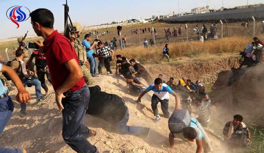 فضيحة جديدة للجندرما التركية .. شاهد ماذا ألبست لاجئين سوريين!