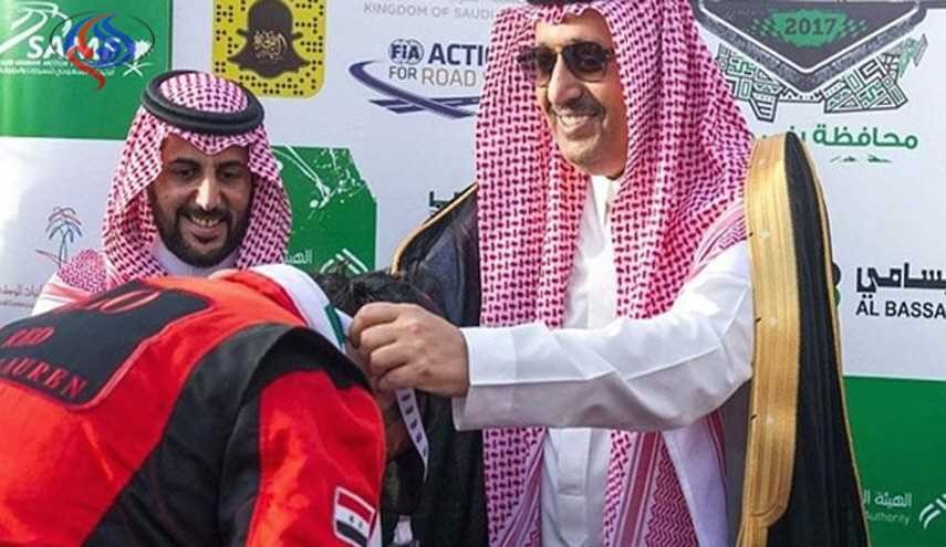 شاهد... العلم السوري يرفع في السعودية!