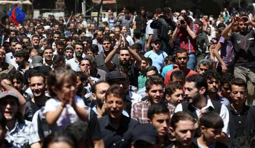 أهالي دوما يتظاهرون مطالبين بخروج 