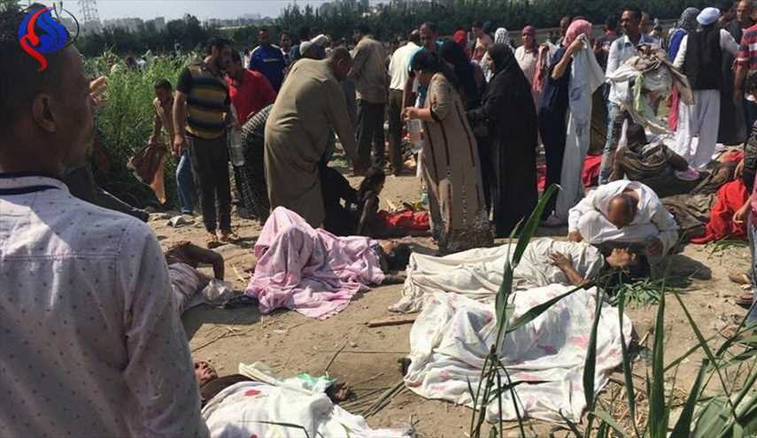 سيلفي والجثث خلفي يشعل ضجة واسعة في مصر !!