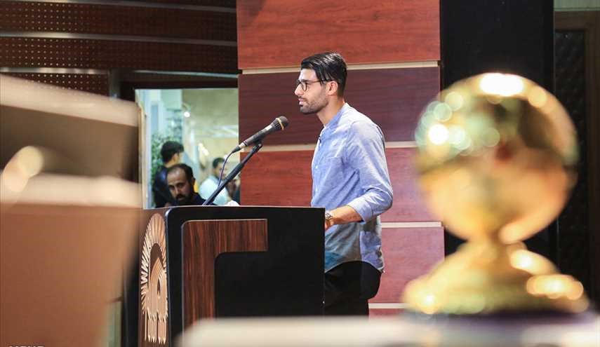 الهداف الإيراني يهدي كرته الذهبیة لمتحف العتبة الرضوية