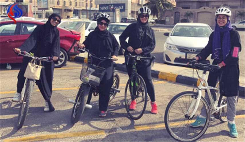 ما سر تجول هؤلاء السعوديات بالدراجات في شوارع جدة؟!
