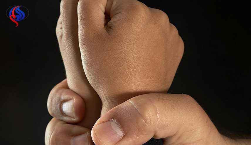 أب يقتل طفله الصغير على طريقة 