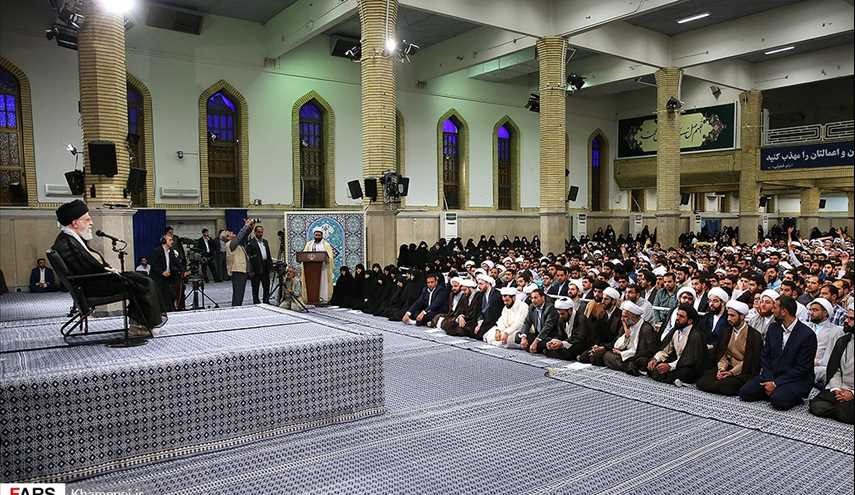 قائد الثورة الاسلامیة یستقبل طلبة الحوزات العلمیة فی محافظة طهران
