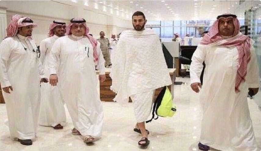 شاهد.. اللاعب كريم بنزيما بملابس الإحرام استعدادًا لأداء الحج