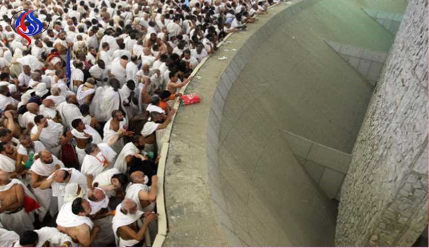 الحجاج يواصلون رمي جمرة العقبة بمنى في اولِ ايامِ عيد الاضحى