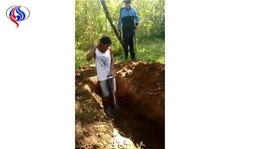 بالصور.. عصابة تجبر شخصين على حفر قبرهما قبل حرقهما