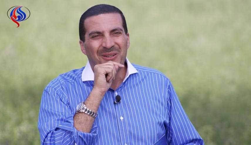 شاهد.. شاب يصدم الداعية المصري عمرو خالد أثناء أداء مناسك الحج!