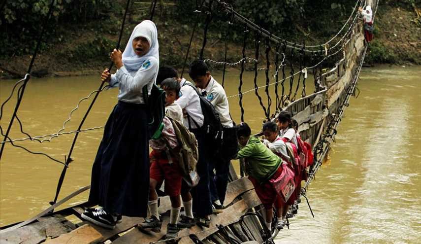 أطفال يتحملون المعاناة في طريقهم الى القلم والكتاب