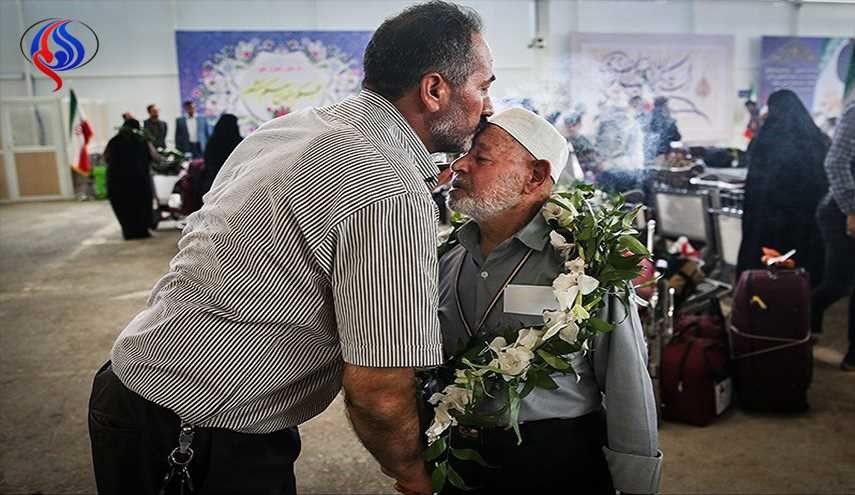 بالصور.. القافلة الأولى من الحجاج الإيرانيين تعود إلى البلاد