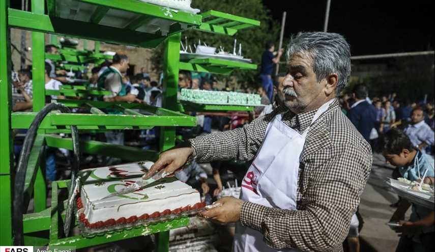 بالصور.. توزيع كيكة بوزن ۲۲۰۰ كغم في عيد الغدير السعيد