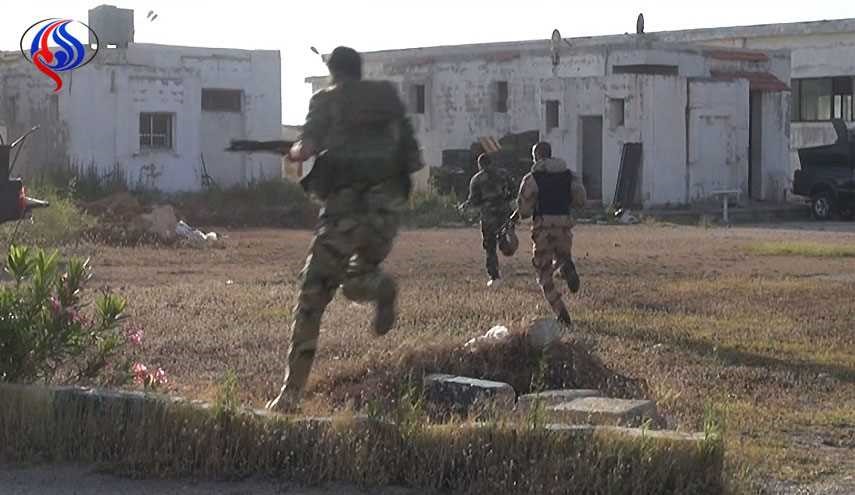 الجيش السوري ينصب جسورا عائمة على نهر الفرات شرقي دير الزور